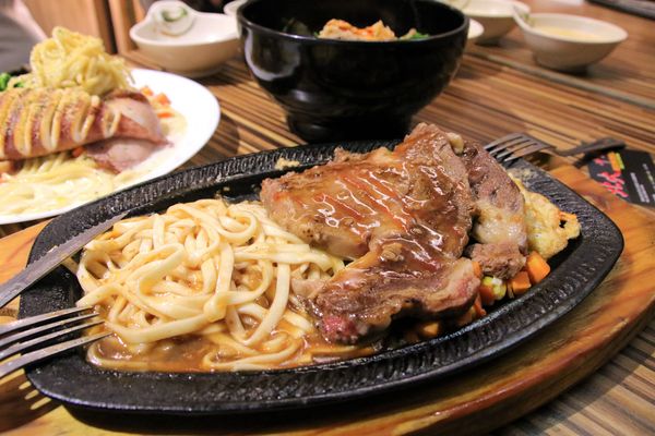 北大牛排：【台北食記】士林夜市 PEI TA STEAK北大牛排~適合聚會的複合式牛排館/黃金雞腿排/俄理斯魷魚佐奶油麵/薑汁牛燒肉飯/美國沙朗牛排