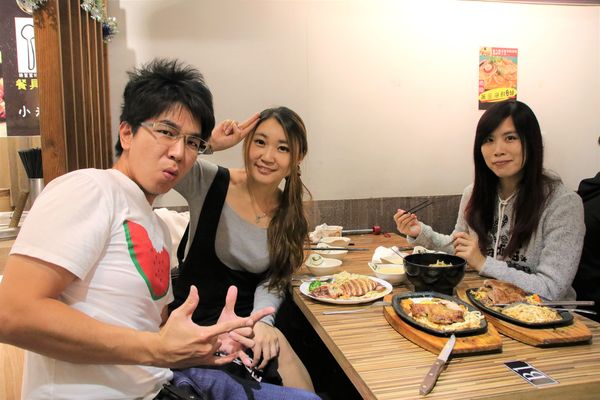 北大牛排：【台北食記】士林夜市 PEI TA STEAK北大牛排~適合聚會的複合式牛排館/黃金雞腿排/俄理斯魷魚佐奶油麵/薑汁牛燒肉飯/美國沙朗牛排