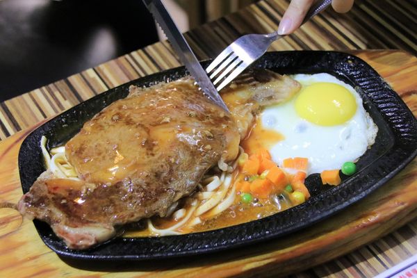 北大牛排：【台北食記】士林夜市 PEI TA STEAK北大牛排~適合聚會的複合式牛排館/黃金雞腿排/俄理斯魷魚佐奶油麵/薑汁牛燒肉飯/美國沙朗牛排