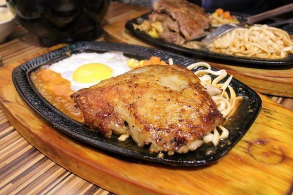 北大牛排：【台北食記】士林夜市 PEI TA STEAK北大牛排~適合聚會的複合式牛排館/黃金雞腿排/俄理斯魷魚佐奶油麵/薑汁牛燒肉飯/美國沙朗牛排