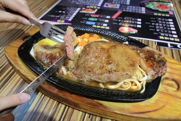 北大牛排：【台北食記】士林夜市 PEI TA STEAK北大牛排~適合聚會的複合式牛排館/黃金雞腿排/俄理斯魷魚佐奶油麵/薑汁牛燒肉飯/美國沙朗牛排