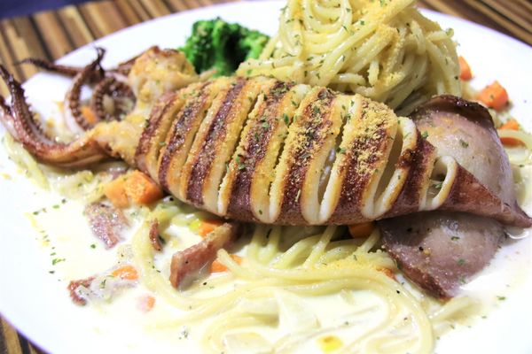 北大牛排：【台北食記】士林夜市 PEI TA STEAK北大牛排~適合聚會的複合式牛排館/黃金雞腿排/俄理斯魷魚佐奶油麵/薑汁牛燒肉飯/美國沙朗牛排