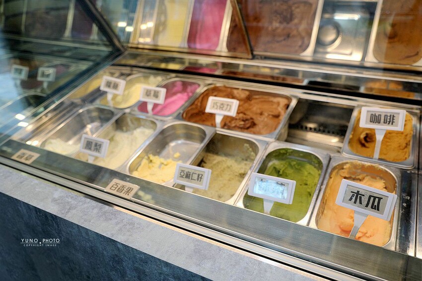 台中市東區成美手工冰淇淋｜40年老字號冰店！第三代接手 新貌美翻 新鮮水果製作手工冰淇淋 激推「冰淇淋浴缸、豐仁冰