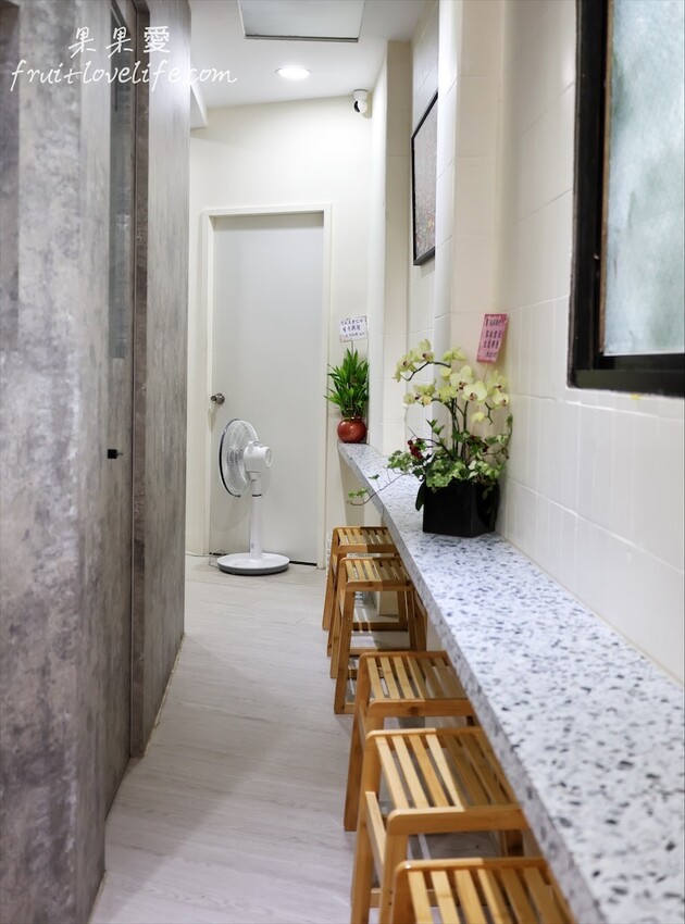 成美手工冰淇淋⟩台中東區寵物友善冰淇淋店,老店搖身成為文青風格手工冰淇淋店,有榴槤、高梁、荔枝……等特殊口味的冰淇淋可選擇 @果果愛Fruitlove