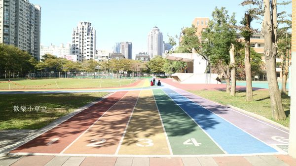 惠文國小：【台中景點】超夯彩虹跑道就在惠文國小@台中南屯