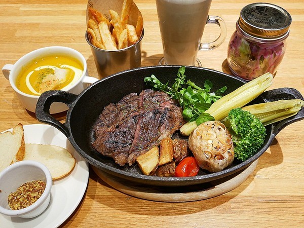 Five & Fantast 賽特廚房:Five & Fantast 賽特廚房-台北大安站複合式餐廳 位師大附中對面 餐點選擇性高且品質好 鹹食甜點都讓人喜歡