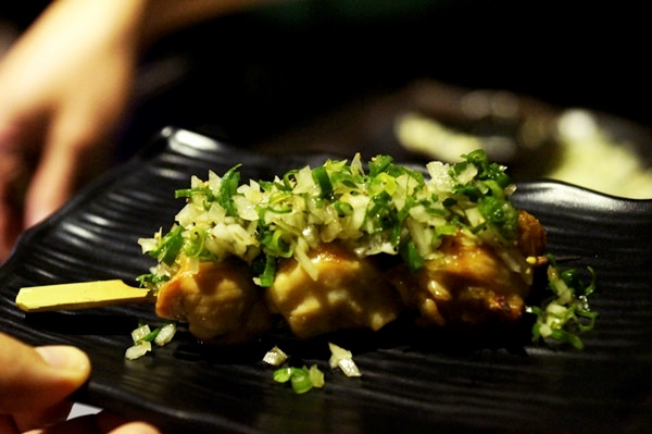 台中燒烤美食餐廳之大里【餤工業燒】吃晚餐宵夜+慶生(有壽星優惠)+喝酒聊天+玩電子飛鏢機的所在(丫子)