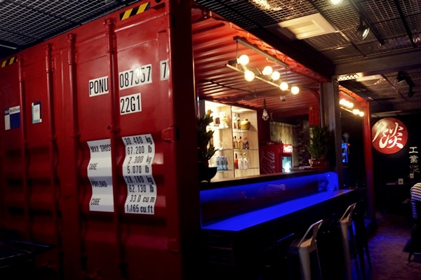 台中燒烤美食餐廳之大里【餤工業燒】吃晚餐宵夜+慶生(有壽星優惠)+喝酒聊天+玩電子飛鏢機的所在(丫子)