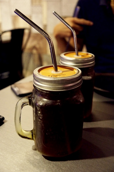 台中燒烤美食餐廳之大里【餤工業燒】吃晚餐宵夜+慶生(有壽星優惠)+喝酒聊天+玩電子飛鏢機的所在(丫子)