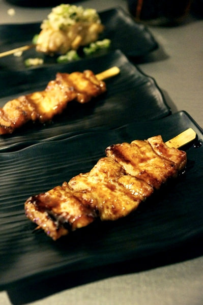 台中燒烤美食餐廳之大里【餤工業燒】吃晚餐宵夜+慶生(有壽星優惠)+喝酒聊天+玩電子飛鏢機的所在(丫子)