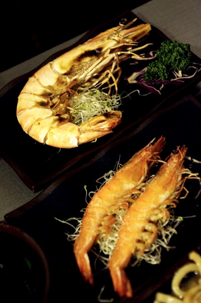 台中燒烤美食餐廳之大里【餤工業燒】吃晚餐宵夜+慶生(有壽星優惠)+喝酒聊天+玩電子飛鏢機的所在(丫子)