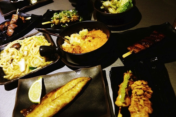 台中燒烤美食餐廳之大里【餤工業燒】吃晚餐宵夜+慶生(有壽星優惠)+喝酒聊天+玩電子飛鏢機的所在(丫子)