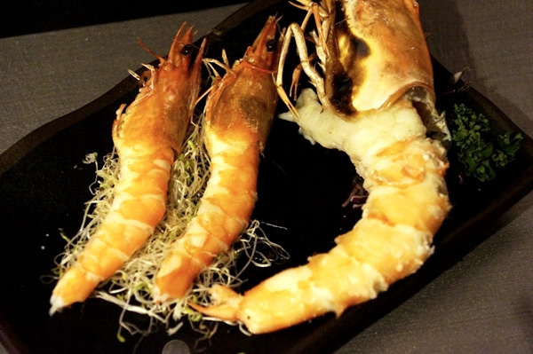 台中燒烤美食餐廳之大里【餤工業燒】吃晚餐宵夜+慶生(有壽星優惠)+喝酒聊天+玩電子飛鏢機的所在(丫子)