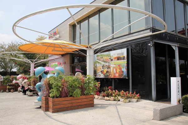 蘑菇部落生態休閒農場:【彰化景點】埔心蘑菇部落生態休閒農場~赤腳丫跑跑蘑菇大草原/蕈菇彩繪牆/童話風美味窯烤PIZZA/落羽松/園區小火車