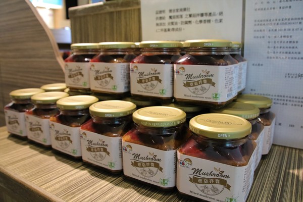 蘑菇部落生態休閒農場:【彰化景點】埔心蘑菇部落生態休閒農場~赤腳丫跑跑蘑菇大草原/蕈菇彩繪牆/童話風美味窯烤PIZZA/落羽松/園區小火車