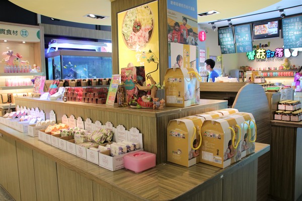 蘑菇部落生態休閒農場:【彰化景點】埔心蘑菇部落生態休閒農場~赤腳丫跑跑蘑菇大草原/蕈菇彩繪牆/童話風美味窯烤PIZZA/落羽松/園區小火車