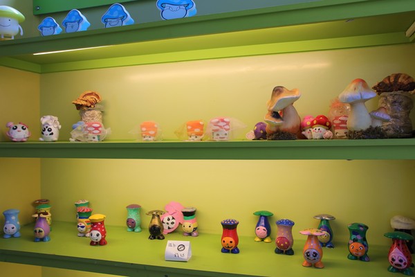 蘑菇部落生態休閒農場:【彰化景點】埔心蘑菇部落生態休閒農場~赤腳丫跑跑蘑菇大草原/蕈菇彩繪牆/童話風美味窯烤PIZZA/落羽松/園區小火車