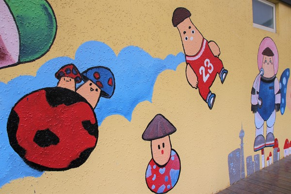 蘑菇部落生態休閒農場:【彰化景點】埔心蘑菇部落生態休閒農場~赤腳丫跑跑蘑菇大草原/蕈菇彩繪牆/童話風美味窯烤PIZZA/落羽松/園區小火車