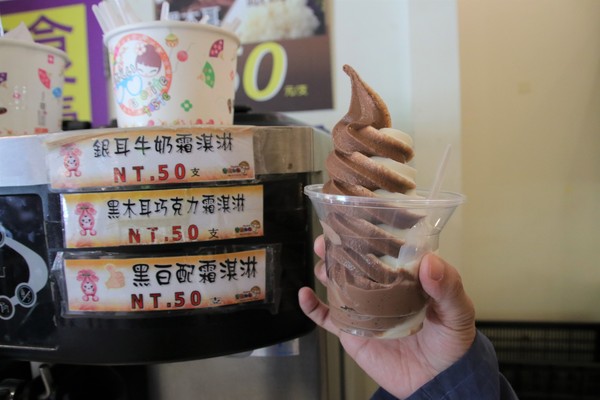 蘑菇部落生態休閒農場:【彰化景點】埔心蘑菇部落生態休閒農場~赤腳丫跑跑蘑菇大草原/蕈菇彩繪牆/童話風美味窯烤PIZZA/落羽松/園區小火車