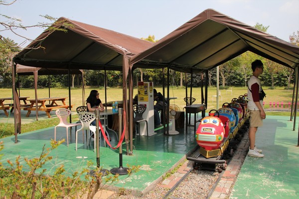 蘑菇部落生態休閒農場:【彰化景點】埔心蘑菇部落生態休閒農場~赤腳丫跑跑蘑菇大草原/蕈菇彩繪牆/童話風美味窯烤PIZZA/落羽松/園區小火車