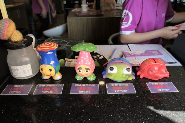 蘑菇部落生態休閒農場:【彰化景點】埔心蘑菇部落生態休閒農場~赤腳丫跑跑蘑菇大草原/蕈菇彩繪牆/童話風美味窯烤PIZZA/落羽松/園區小火車