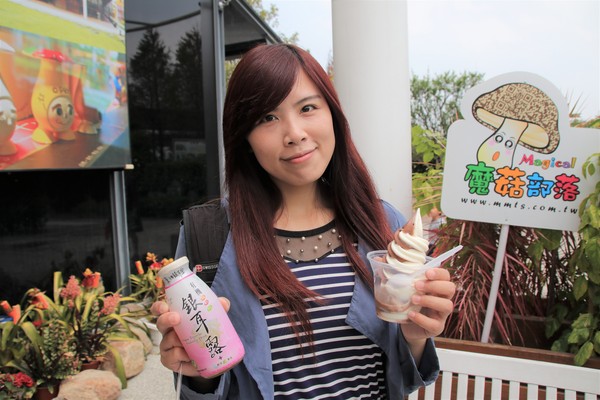 蘑菇部落生態休閒農場:【彰化景點】埔心蘑菇部落生態休閒農場~赤腳丫跑跑蘑菇大草原/蕈菇彩繪牆/童話風美味窯烤PIZZA/落羽松/園區小火車