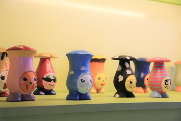 蘑菇部落生態休閒農場:【彰化景點】埔心蘑菇部落生態休閒農場~赤腳丫跑跑蘑菇大草原/蕈菇彩繪牆/童話風美味窯烤PIZZA/落羽松/園區小火車