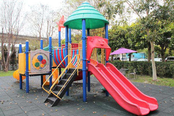 蘑菇部落生態休閒農場:【彰化景點】埔心蘑菇部落生態休閒農場~赤腳丫跑跑蘑菇大草原/蕈菇彩繪牆/童話風美味窯烤PIZZA/落羽松/園區小火車