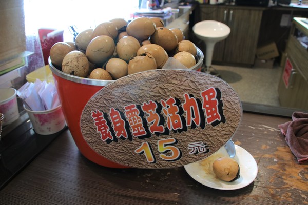 蘑菇部落生態休閒農場:【彰化景點】埔心蘑菇部落生態休閒農場~赤腳丫跑跑蘑菇大草原/蕈菇彩繪牆/童話風美味窯烤PIZZA/落羽松/園區小火車