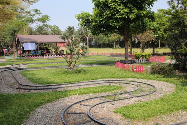 蘑菇部落生態休閒農場:【彰化景點】埔心蘑菇部落生態休閒農場~赤腳丫跑跑蘑菇大草原/蕈菇彩繪牆/童話風美味窯烤PIZZA/落羽松/園區小火車