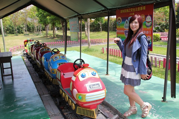 蘑菇部落生態休閒農場:【彰化景點】埔心蘑菇部落生態休閒農場~赤腳丫跑跑蘑菇大草原/蕈菇彩繪牆/童話風美味窯烤PIZZA/落羽松/園區小火車