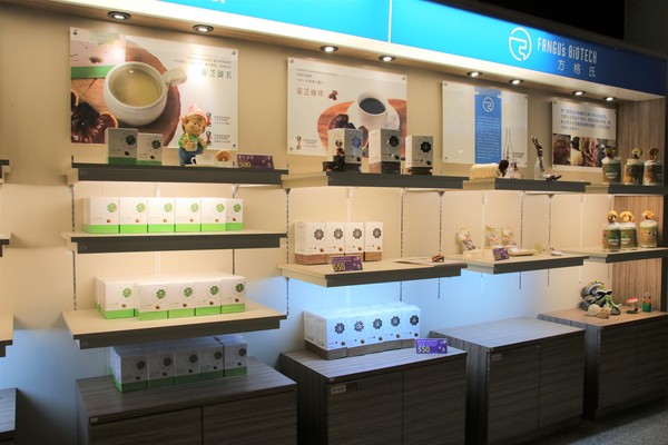 蘑菇部落生態休閒農場:【彰化景點】埔心蘑菇部落生態休閒農場~赤腳丫跑跑蘑菇大草原/蕈菇彩繪牆/童話風美味窯烤PIZZA/落羽松/園區小火車