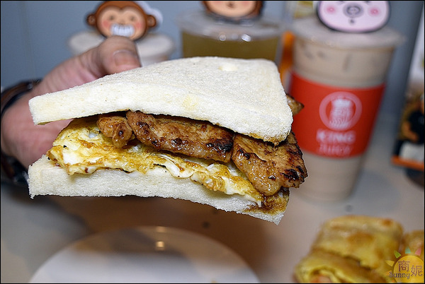 KING juicy漢口店：台中北區國王級美食。KING juicy。食尚玩家報導燒肉咬蛋吐司、脆皮蛋餅、比臉大國王雞排、無毒檸檬蝶豆花手搖飲宵夜時段同時滿足飢餓的靈魂!@sunny吃喝遊樂