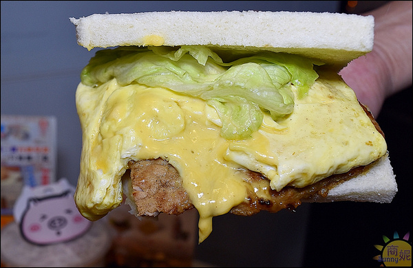 KING juicy漢口店：台中北區國王級美食。KING juicy。食尚玩家報導燒肉咬蛋吐司、脆皮蛋餅、比臉大國王雞排、無毒檸檬蝶豆花手搖飲宵夜時段同時滿足飢餓的靈魂!@sunny吃喝遊樂