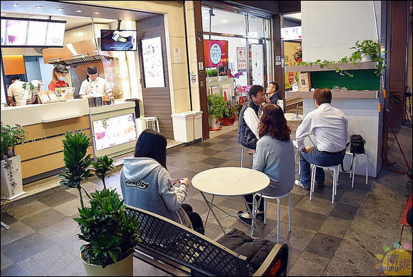 KING juicy漢口店：台中北區國王級美食。KING juicy。食尚玩家報導燒肉咬蛋吐司、脆皮蛋餅、比臉大國王雞排、無毒檸檬蝶豆花手搖飲宵夜時段同時滿足飢餓的靈魂!@sunny吃喝遊樂