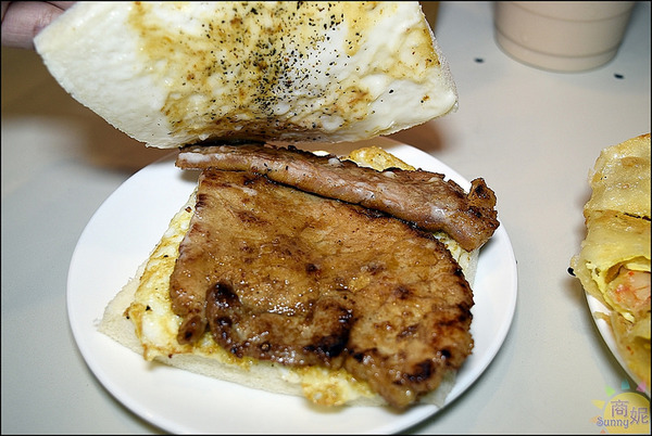 KING juicy漢口店：台中北區國王級美食。KING juicy。食尚玩家報導燒肉咬蛋吐司、脆皮蛋餅、比臉大國王雞排、無毒檸檬蝶豆花手搖飲宵夜時段同時滿足飢餓的靈魂!@sunny吃喝遊樂