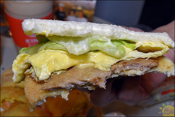 KING juicy漢口店:台中北區國王級美食。KING juicy。食尚玩家報導燒肉咬蛋吐司、脆皮蛋餅、比臉大國王雞排、無毒檸檬蝶豆花手搖飲宵夜時段同時滿足飢餓的靈魂!@sunny吃喝遊樂