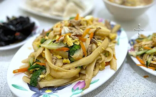 新北中和美食【李家麵館刀削麵】現場削麵超圈粉 !