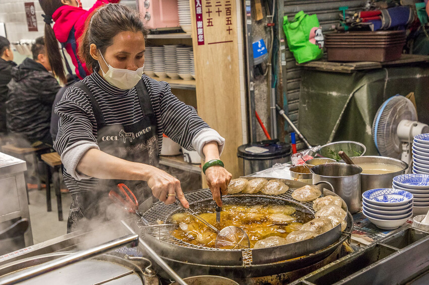 新北三重萬粒肉圓！免衝彰化也能嚐到極品彰化肉圓，皮Ｑ肉大塊香菜隨你加
