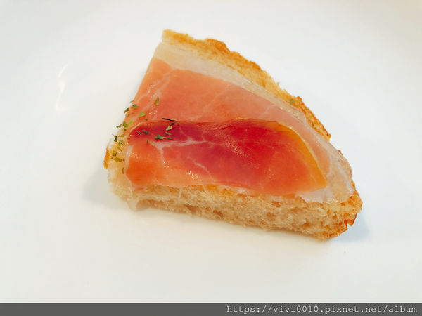 圓圓家愛吃貨-《台北大安美食》推薦牛排餐廳Osteak法式牛排,法式烤春雞皮脆肉香,超美味的餐酒館