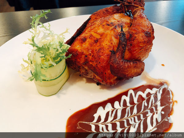圓圓家愛吃貨-《台北大安美食》推薦牛排餐廳Osteak法式牛排,法式烤春雞皮脆肉香,超美味的餐酒館
