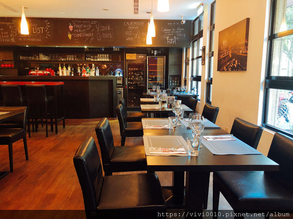 圓圓家愛吃貨-《台北大安美食》推薦牛排餐廳Osteak法式牛排,法式烤春雞皮脆肉香,超美味的餐酒館