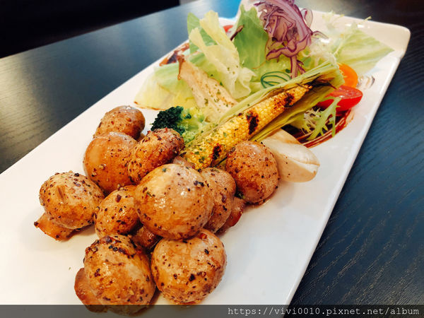 圓圓家愛吃貨-《台北大安美食》推薦牛排餐廳Osteak法式牛排,法式烤春雞皮脆肉香,超美味的餐酒館