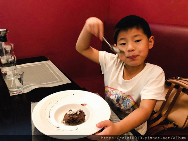 圓圓家愛吃貨-《台北大安美食》推薦牛排餐廳Osteak法式牛排,法式烤春雞皮脆肉香,超美味的餐酒館