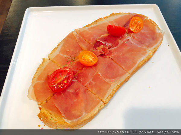 圓圓家愛吃貨-《台北大安美食》推薦牛排餐廳Osteak法式牛排,法式烤春雞皮脆肉香,超美味的餐酒館