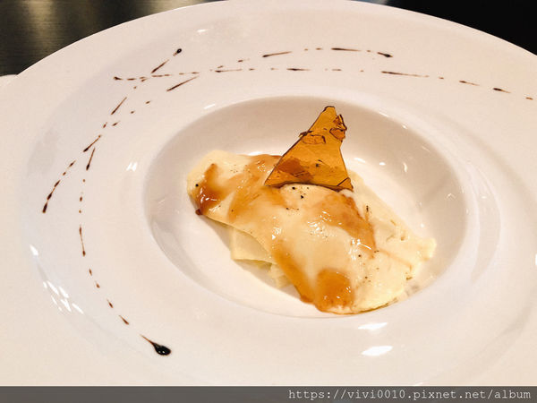 圓圓家愛吃貨-《台北大安美食》推薦牛排餐廳Osteak法式牛排,法式烤春雞皮脆肉香,超美味的餐酒館