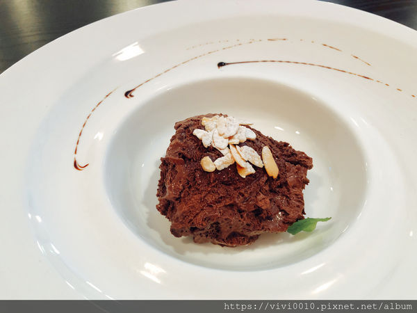 圓圓家愛吃貨-《台北大安美食》推薦牛排餐廳Osteak法式牛排,法式烤春雞皮脆肉香,超美味的餐酒館