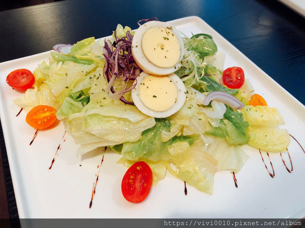 圓圓家愛吃貨-《台北大安美食》推薦牛排餐廳Osteak法式牛排,法式烤春雞皮脆肉香,超美味的餐酒館