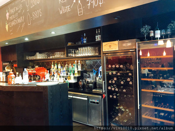 圓圓家愛吃貨-《台北大安美食》推薦牛排餐廳Osteak法式牛排,法式烤春雞皮脆肉香,超美味的餐酒館