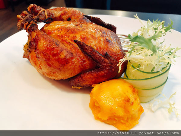 圓圓家愛吃貨-《台北大安美食》推薦牛排餐廳Osteak法式牛排,法式烤春雞皮脆肉香,超美味的餐酒館